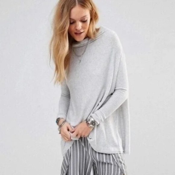 Free People ~Gray Lover Rib Thermal Raw Hem Tunic Top in size Medium - Picture 13 of 13